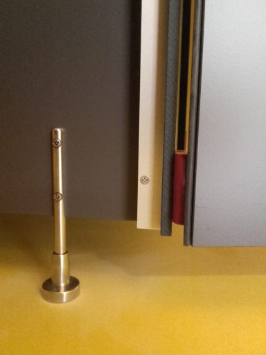 Detail Stützfuß mit Türdetail