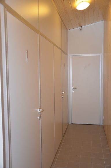 Raumhohe Ausführung einer Vorraumtrennwand